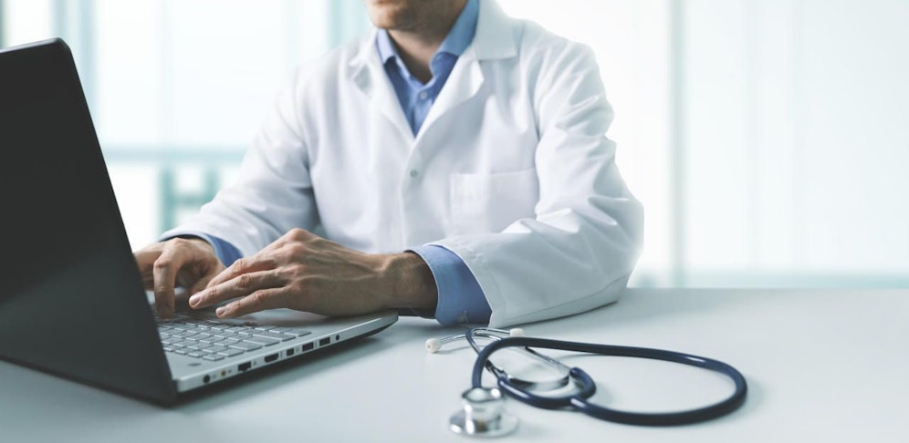 Einem Arzt, der die Corona-Pandemie "eine aufgebauschte Grippewelle" nennt, droht jetzt ein Berufsverbot. (Symbolbild)