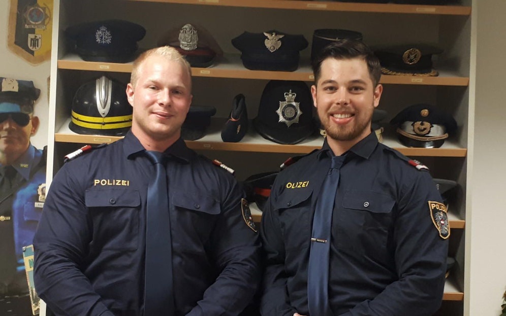 Durch ihren beherzten Einsatz wurden Bezirksinspektor Albert D. und Inspektor Alexander S. (v.li) zu Lebensrettern. (c) LPD Wien