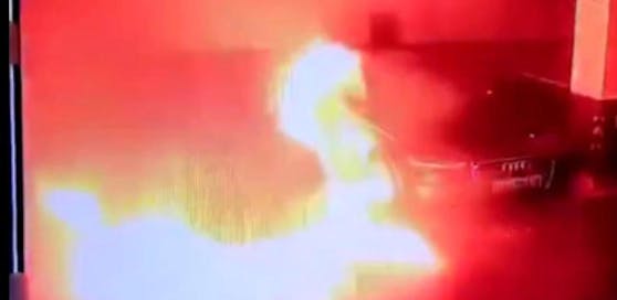 Kurz stieg Rauch auf, dann ging der Wagen in Flammen auf.