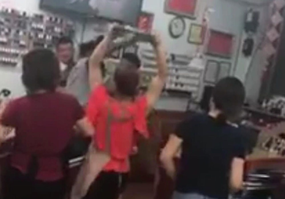 Immer feste drauf! Wild: Die Kosmetik-Damen prügelten sogar mit Schaufeln auf die Kundinnen ein. 