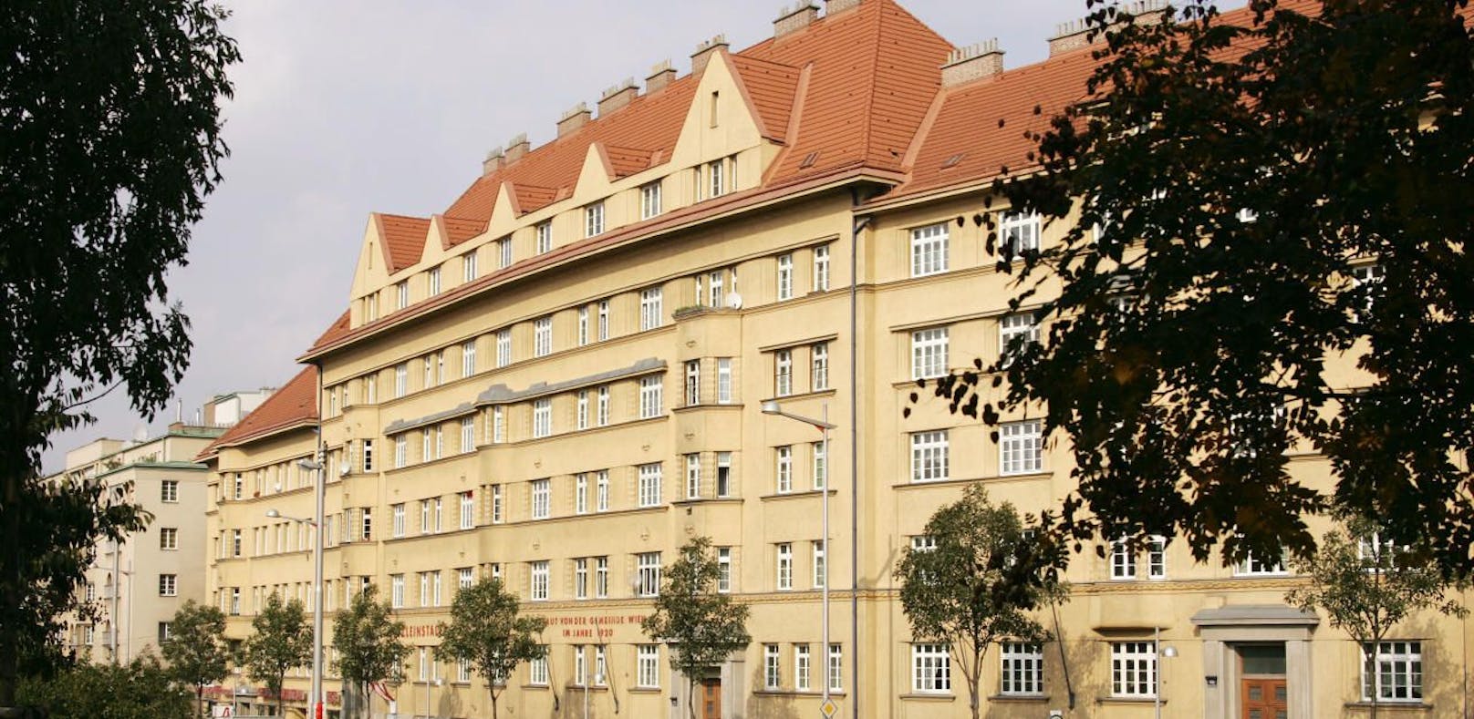 Die Stadt setzt für die Dauer der Corona-Krise Delogierungen in den Wiener Gemeindebauten, wie hier dem Metzleinstalerhof (Margareten) aus. 