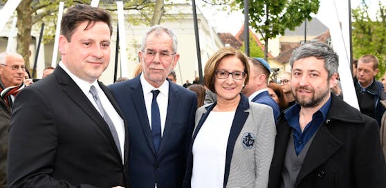 Bürgermeister Sziruczek, Bundespräsident Van der Bellen, Landeshauptfrau Mikl-Leitner, Künstler Peter Kozek mit dem Mahnmal im Hintergrund.