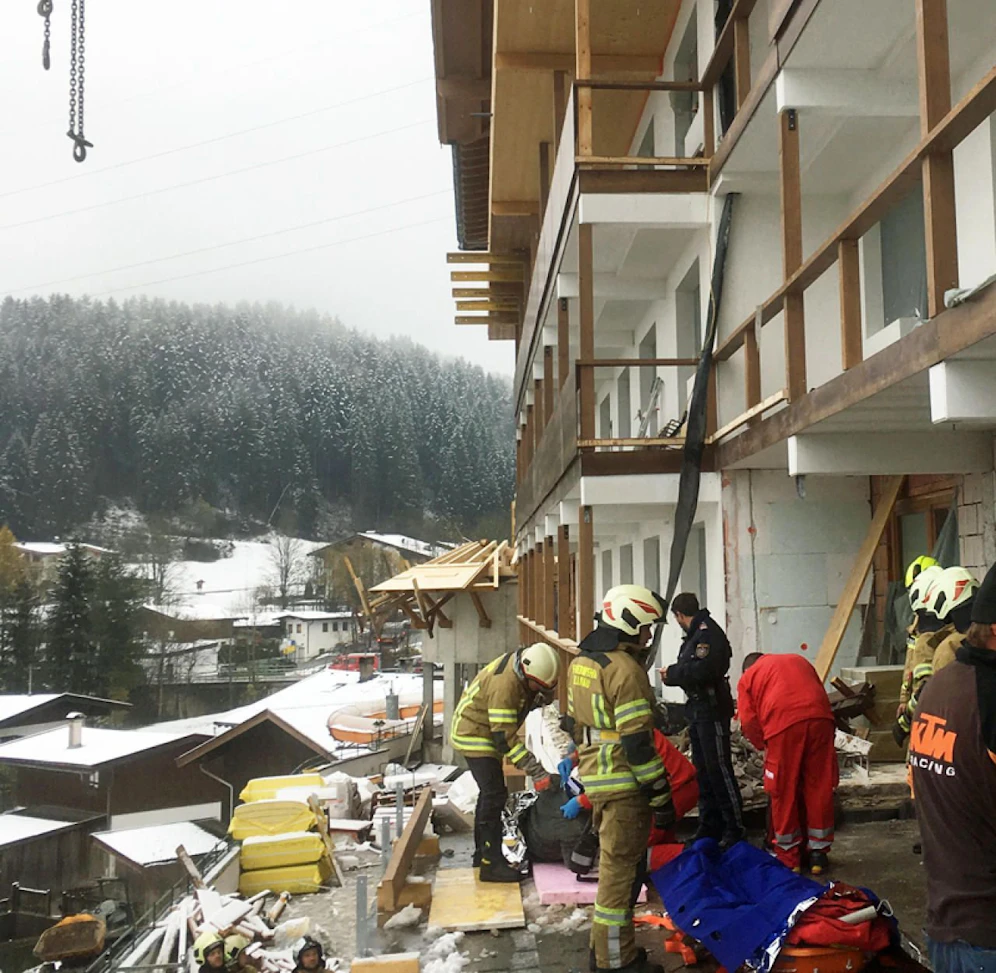 Der Arbeiter verlor das Gleichgewicht und stürzte vom Balkon