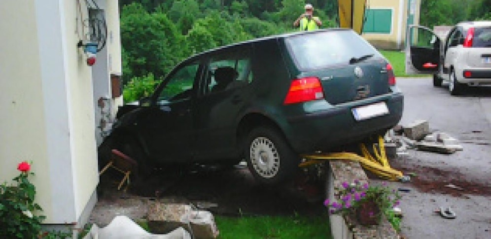 Lenkerin krachte mit Pkw durch Gartenmauer.