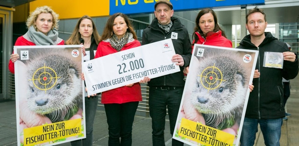 WWF und Vier Pfoten brachten 22.000 Unterschriften in das Büro von Landesrat Pernkopf.