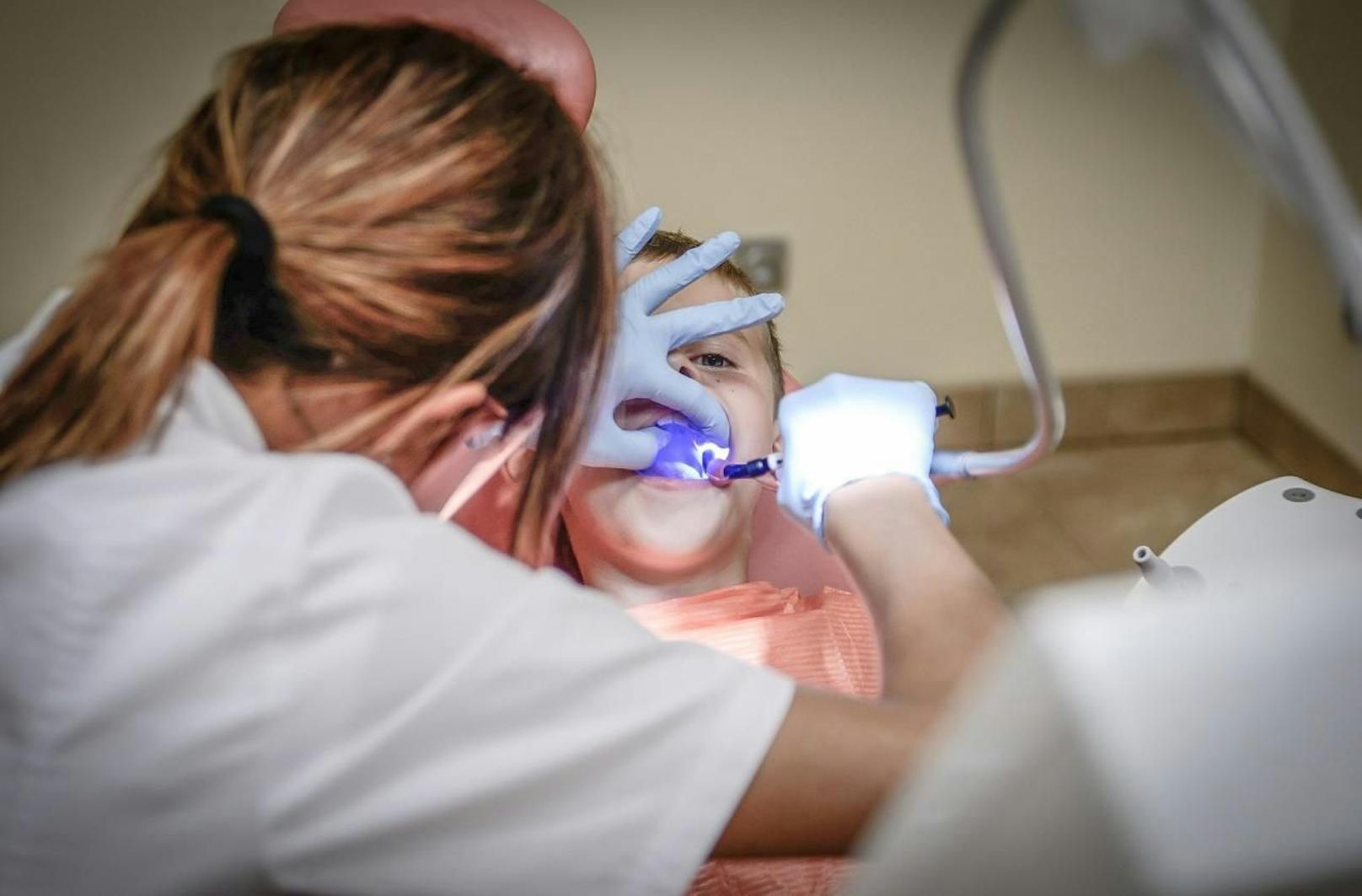 Die Behandlung beim Zahnarzt ängstigt viele Menschen: Angenehme Musik kann ebenso helfen wie eine lokale Betäubung.