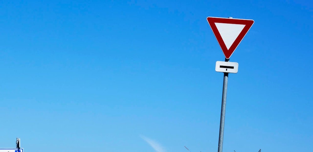 Der Senior missachtete das "Vorrang geben"-Schild und verursachte dadurch einen Crash.