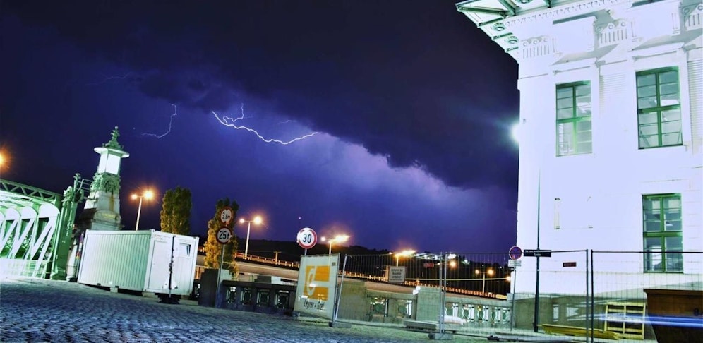 Leserreporter Daniel fotografierte in Wien-Döbling ein Blitzgewitter.