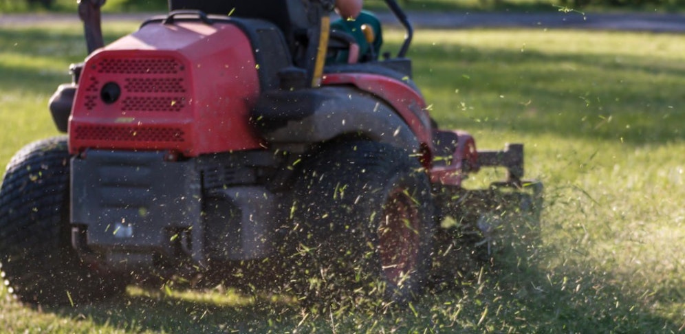 Der Bub geriet mit dem Fuß unter den Rasenmäher 