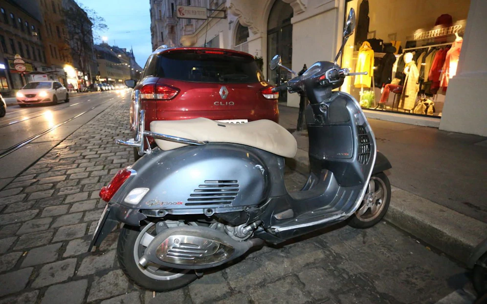 Die gecrashte Vespa 200 des Grün-Politikers steht noch am Straßenrand.