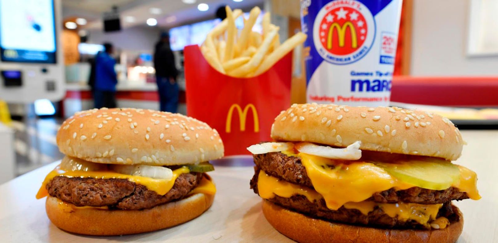 In den USA bekommen Kunden von McDonald's ihre Burger in Zukunft ohne Zusatzstoffe serviert.