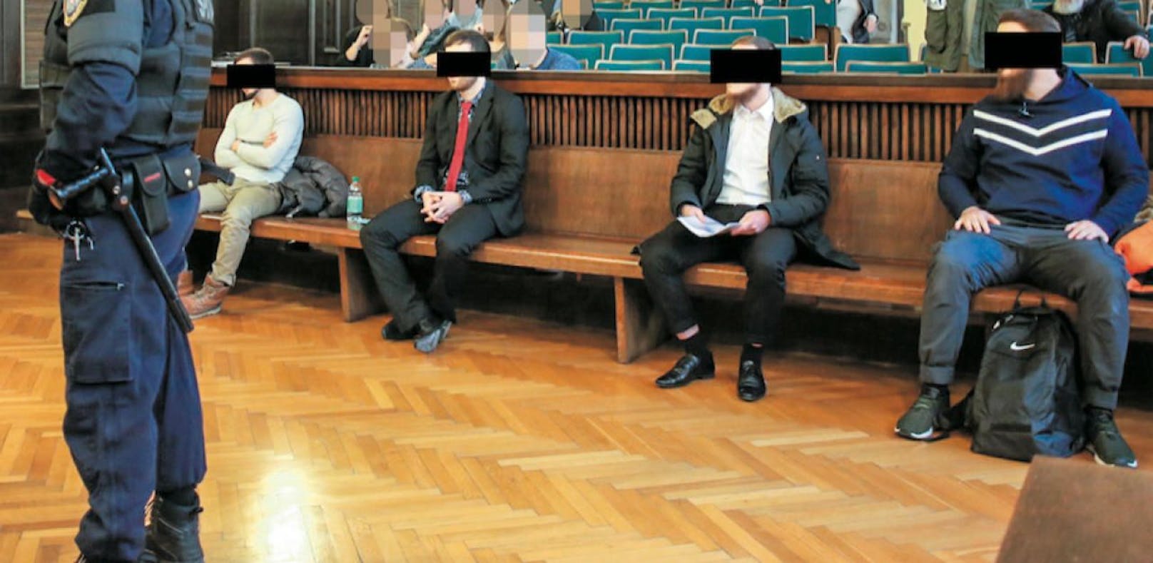 Vier der Angeklagten am ersten Prozesstag in Sankt Pölten.