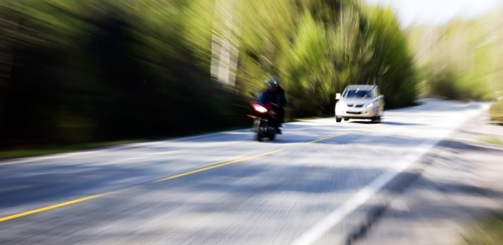 Motorrad-Fahrer knallte gegen Brückenpfeiler: tot