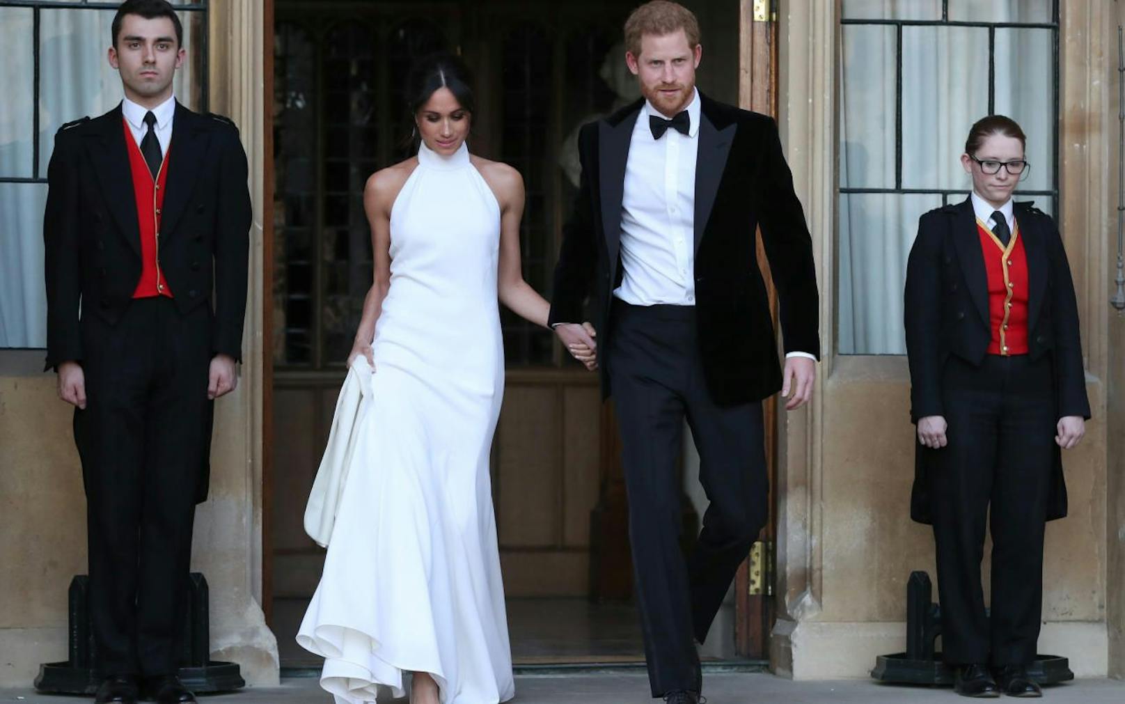 Prinz Harry mit seiner Frau Meghan am Weg zur Hochzeitsparty.