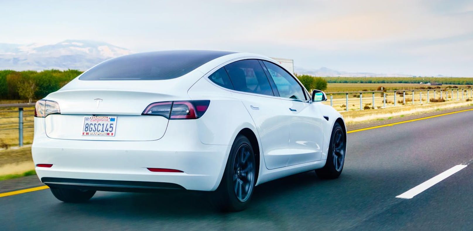 Um Kontakt zu Tesla-Mitarbeitern zu vermeiden, können Autos selbst abgeholt werden. 