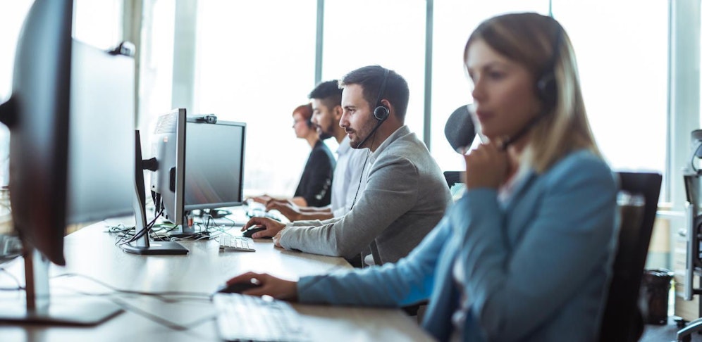 Ein Mitarbeiter der Hotline 1450 übt Kritik an den Arbeitsbedingungen.