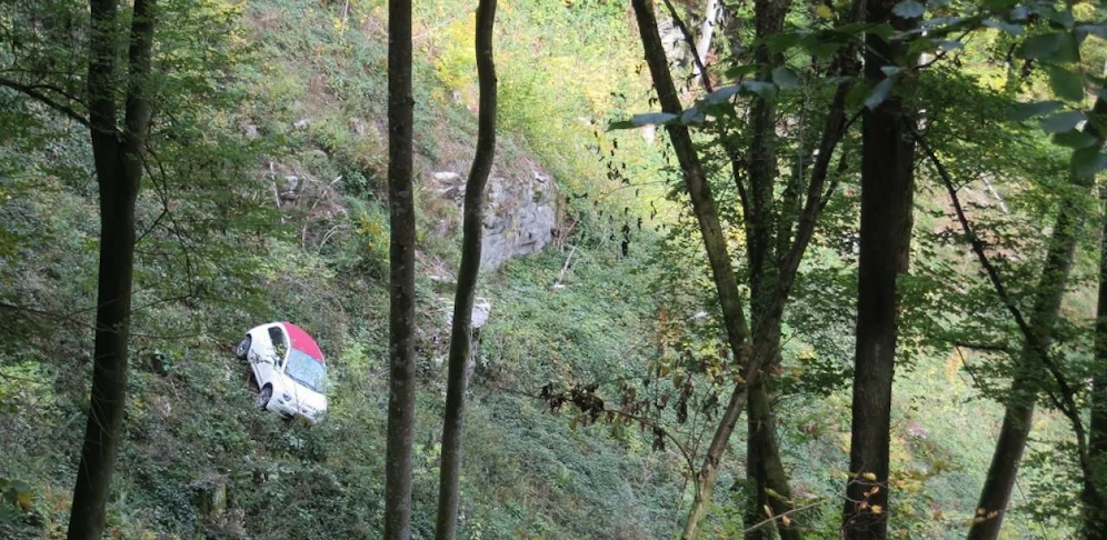 Das Auto musste von der Feuerwehr geborgen werden.