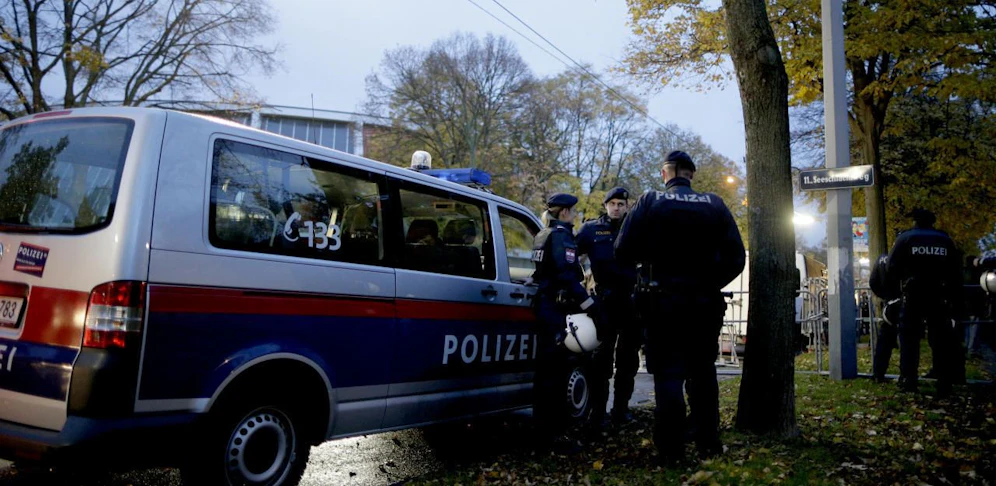 Die Polizei traf die Verdächtigen in einem Linienbus an (Symbolbild)