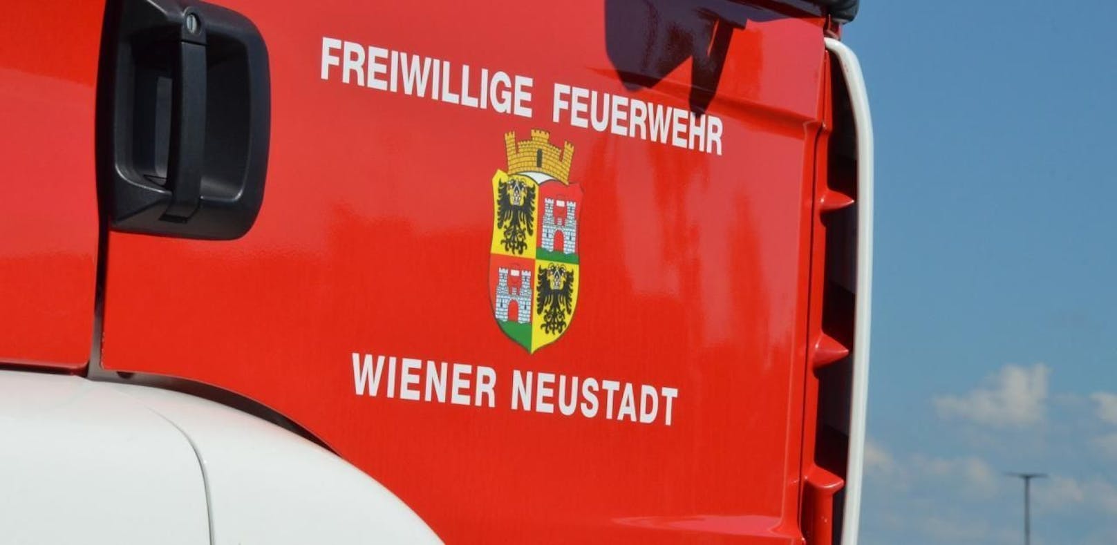 Die Feuerwehr Wiener Neustadt brachte einen Bub und ein Mädchen in Sicherheit.