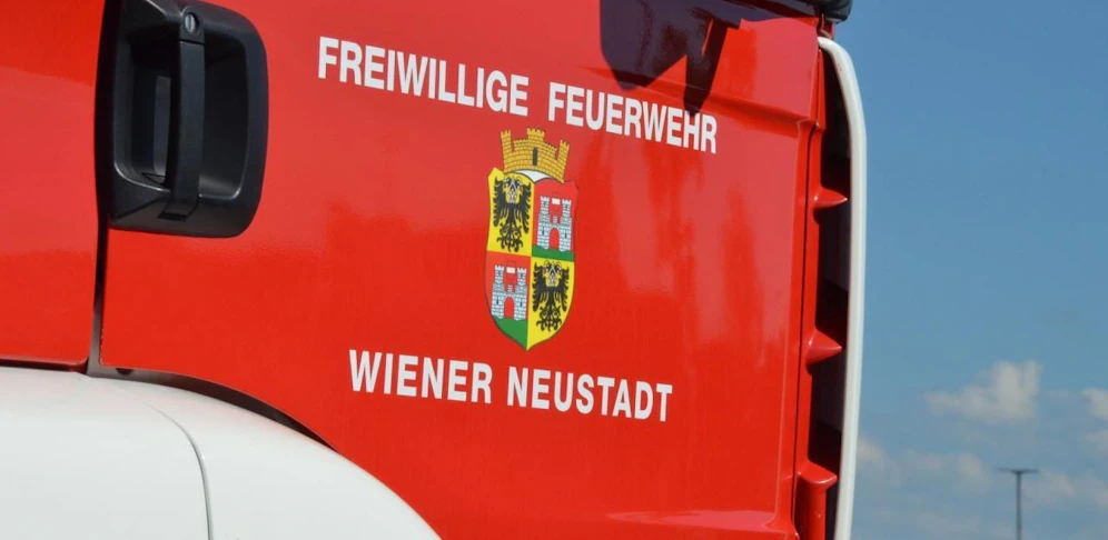 Die Feuerwehr Wiener Neustadt brachte einen Bub und ein Mädchen in Sicherheit.