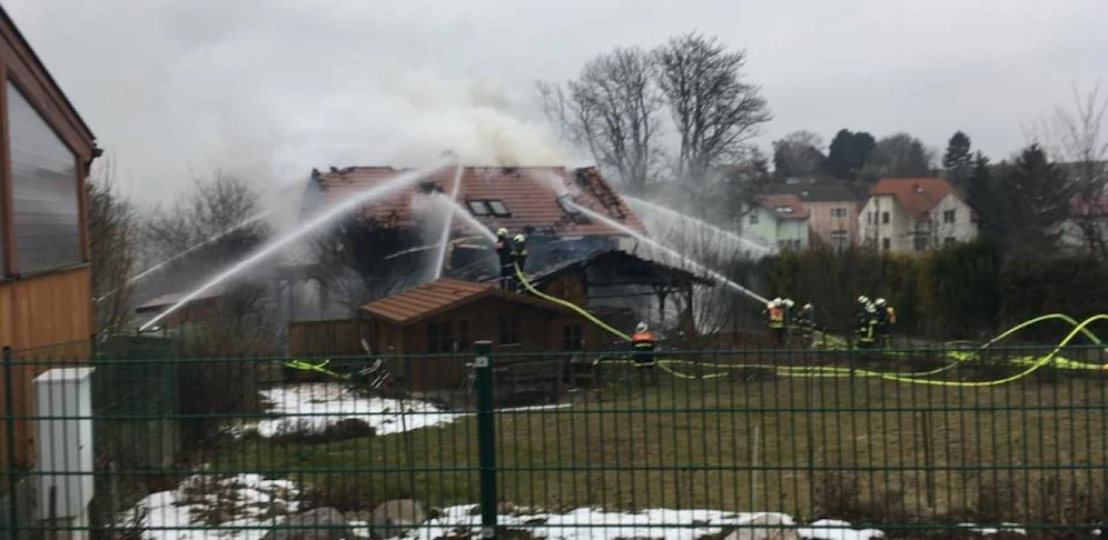 Die Freiwillige Feuerwehr Kleinrötz kämpfte, mit sechs anderen Feuerwehren, stundenlang gegen das Feuer. 