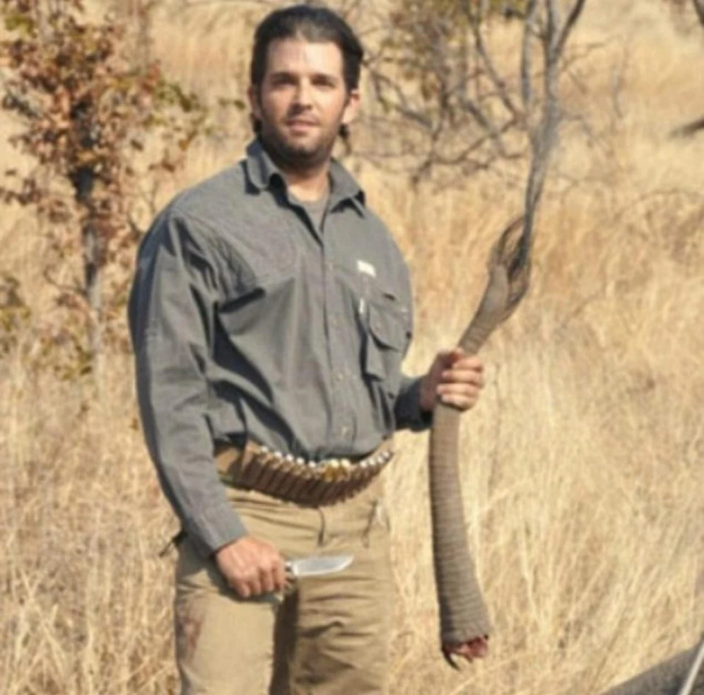Donald "Don" Trump jr. mit seiner "Trophäe" - dem abgeschnittenen Schwanz eines Elefanten