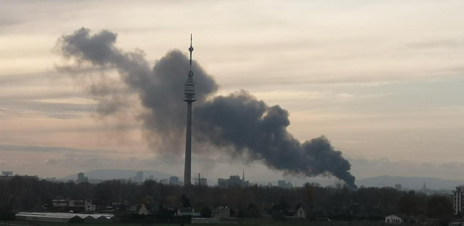Großbrand mitten in Wien: Feuerwehr im Einsatz