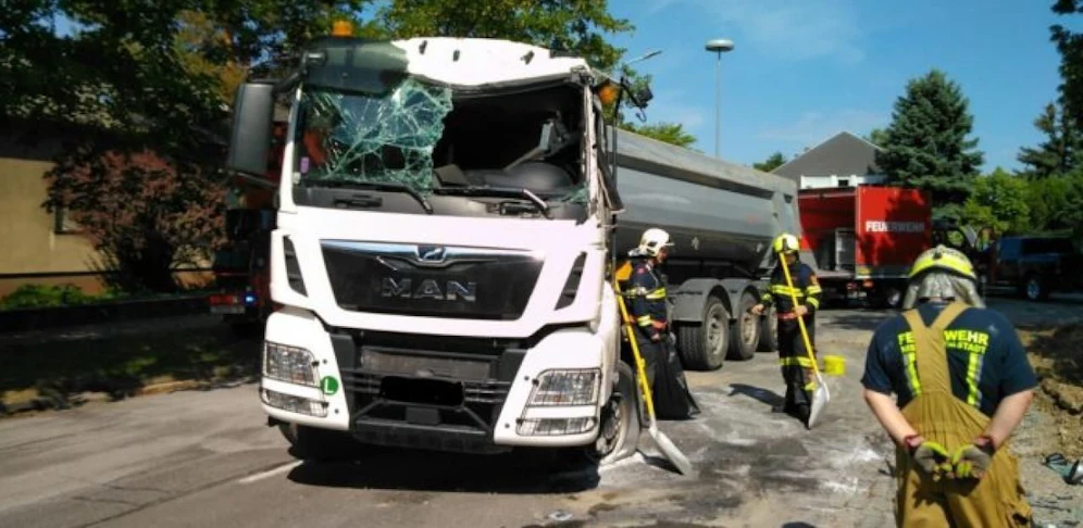 Die Feuerwehr stellte den Lkw wieder auf.
