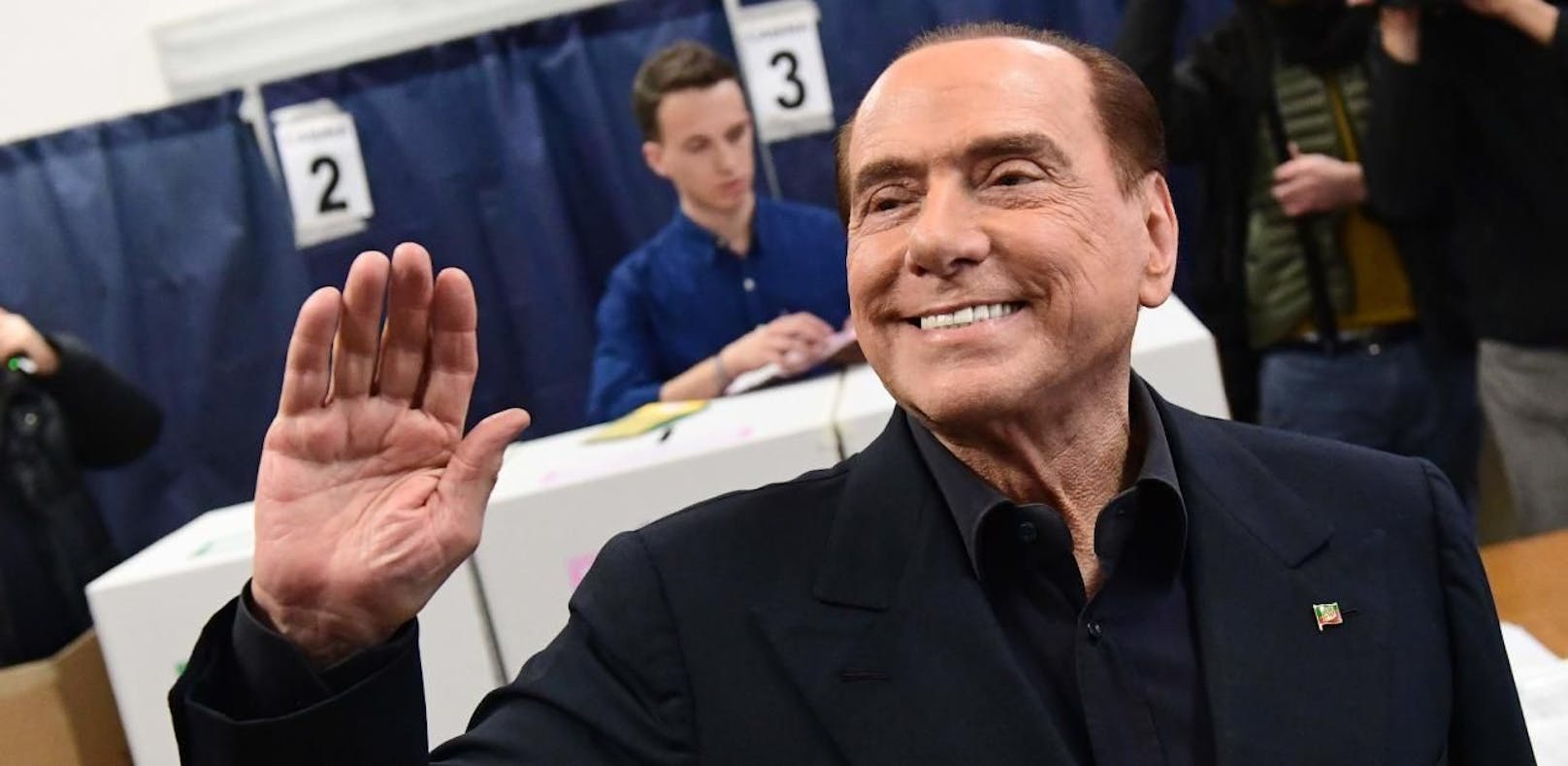 Silvio Berlusconi, der Anführer des mitte-rechts Bündnisses Forza Italia war bei seiner Stimmabgabe schon guter Dinge.