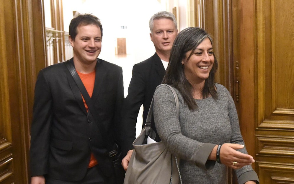 Download von www.picturedesk.com am 10.02.2020 (14:07).  ABD0075_20151014 - WIEN - ÖSTERREICH: (v.l.) Grünen-Landessprecher Georg Prack, Vizebürgermeisterin Maria Vassilakou (Grüne) und Grünen-Klubchef David Ellensohn am Mittwoch, 14. Oktober 2015, auf dem Weg zu einem Parteiengespräch mit der SPÖ im Wiener Rathaus. - FOTO: APA/HELMUT FOHRINGER - 20151014_PD2225