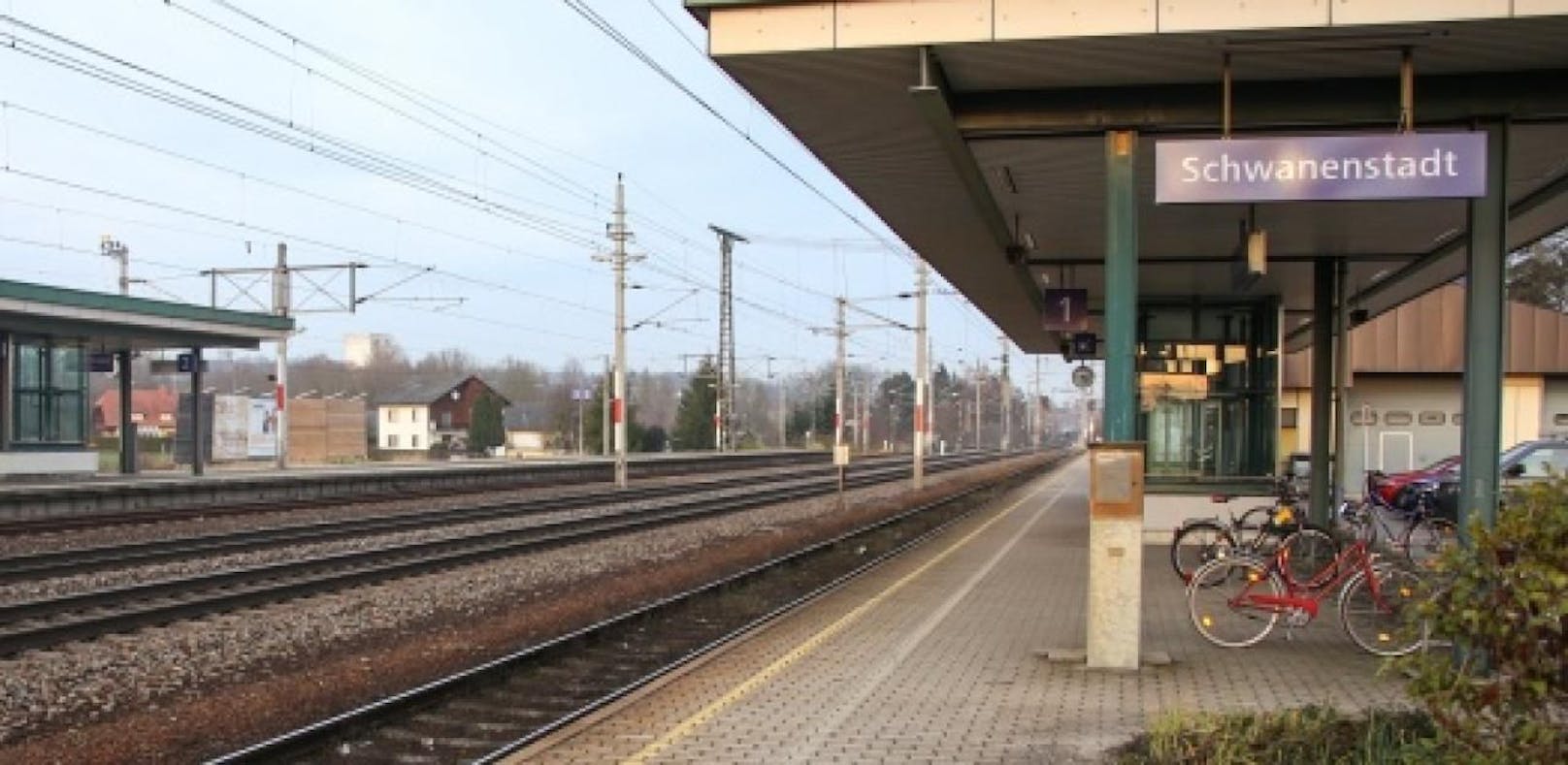 Der Bereich um den Bahnhof in Schwanenstadt wurde zum Teil mit Farbe verwüstet.