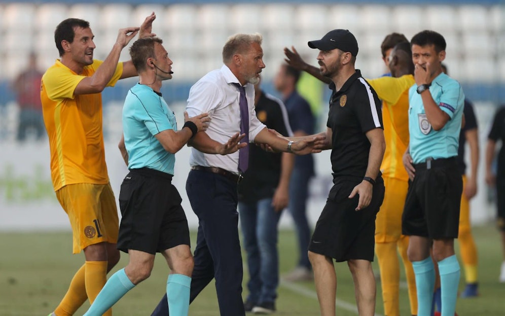 Tumultartige Szenen mit Austria-Coach Thorsten Fink auf dem Spielfeld