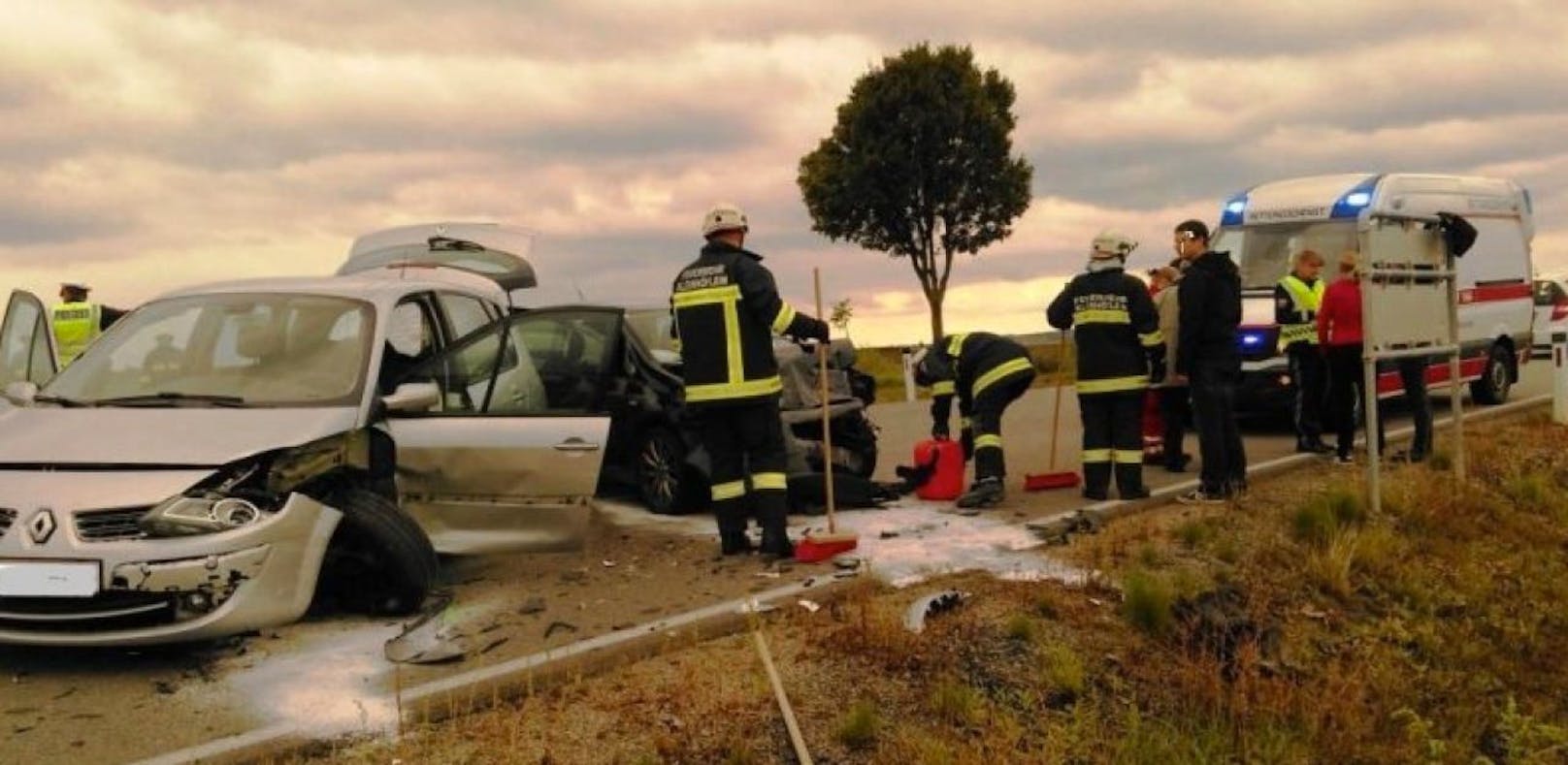 Totalschaden bei beiden Unfallautos  die Florianis aus Kleinhöflein kümmerten sich um die Fahrzeugbergungen.