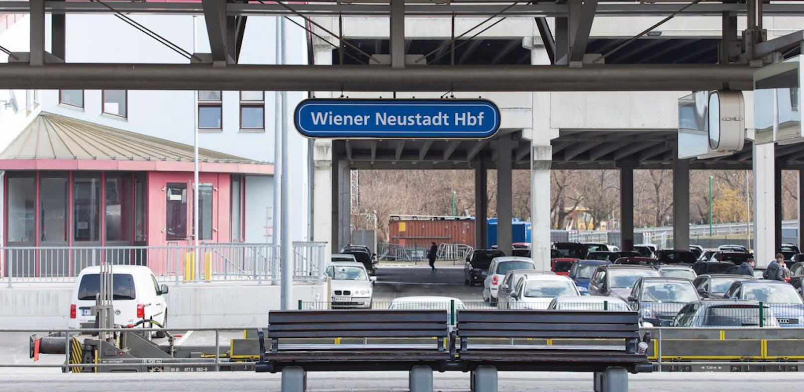 Ein Quartett soll Landsmann in Wiener Neustadt am Bahnhof überfallen haben.