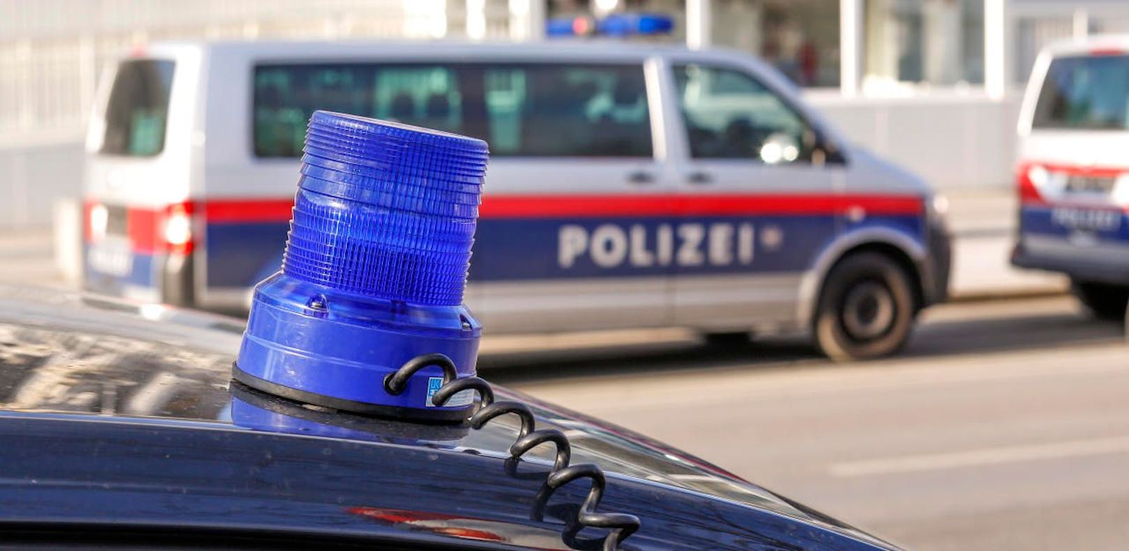 Zwei schwere Unfälle beschäftigten die Wiener Polizei am Samstag.