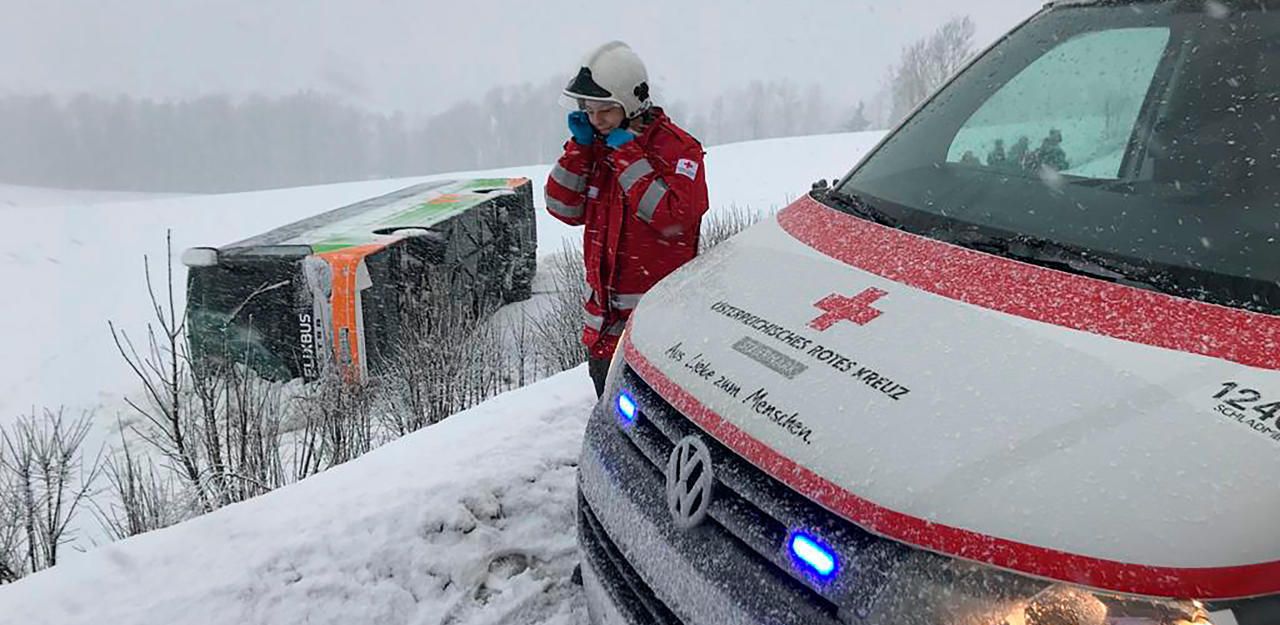 Heute.at - Flixbus stürzt im Schnee-Treiben von der Straße