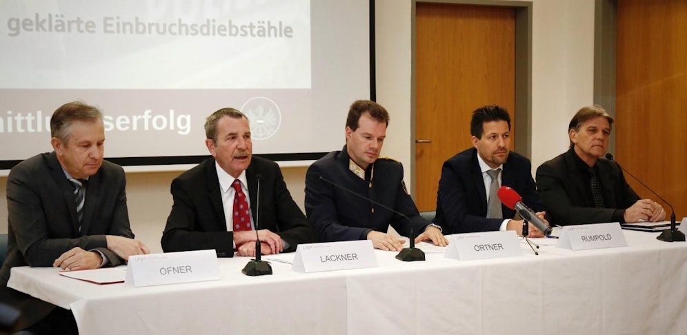 Bild bei Nennung LPD/Plozner honorarfrei abdruckbar. Bild1: v.l.n.r.: Abteilungsinspektor Wolfgang Ofner, Generalmajor Wolfgang Lackner, Landespolizeidirektor Hofrat Mag. Gerald Ortner MA, Staatsanwalt Mag. Arnulf Rumpold, Chefinspektor Gerhard Marinitsch 