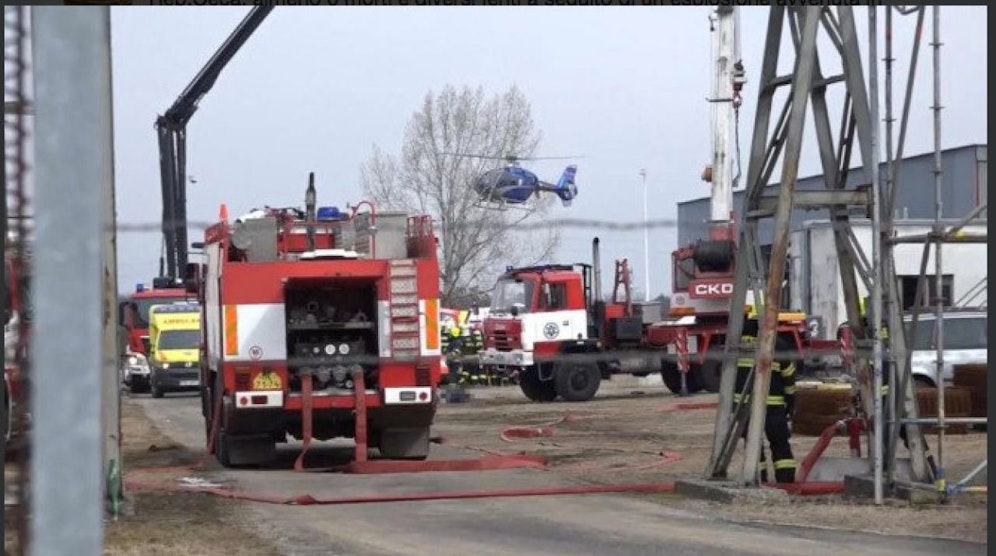 Beim Unfallsort ist ein Großaufgebot von Rettungskräften. 