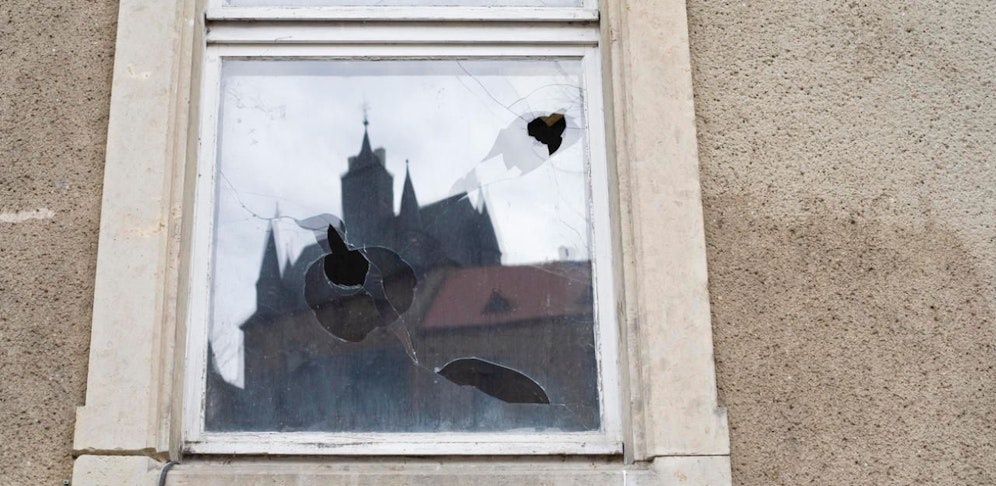 Unbekannte schlugen mehrere Fenster ein, etwa bei der Pfarre. (Symbolfoto)