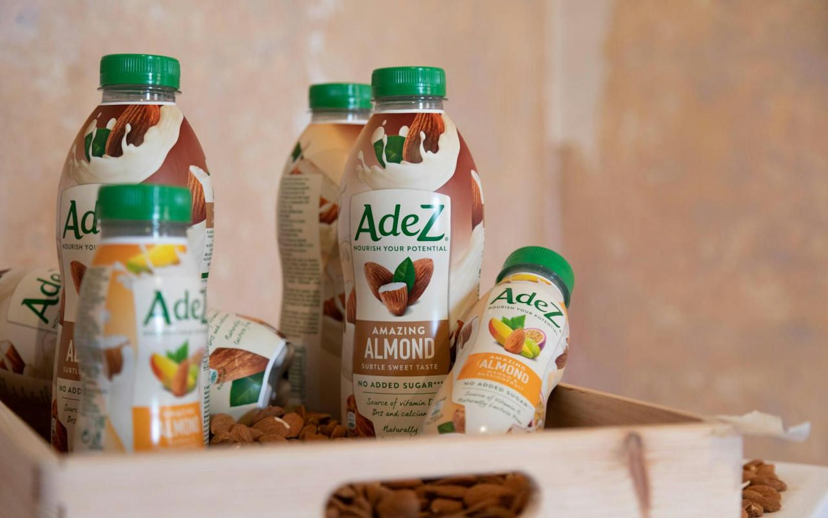 AdeZ kommt in den beiden Geschmacksrichtungen &quot;Amazing Almond Mango &amp; Passionfruit&quot; und &quot;Outstanding Oat Strawberry &amp; Banana&quot;.
