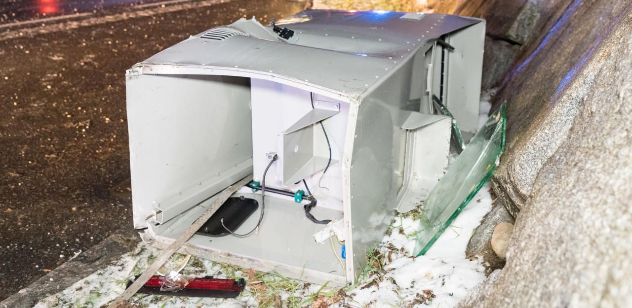 Heute.at - Gerammte Radarbox flog 20 Meter durch die Luft