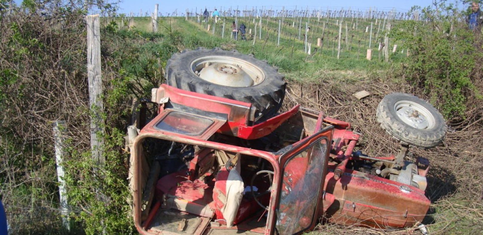 Landwirt bei Traktor-Unfall aus Kabine geschleudert