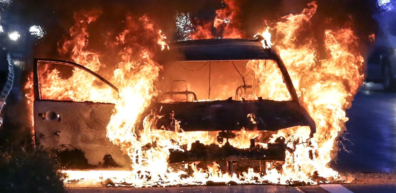 Das Auto begann plötzlich zu brennen.