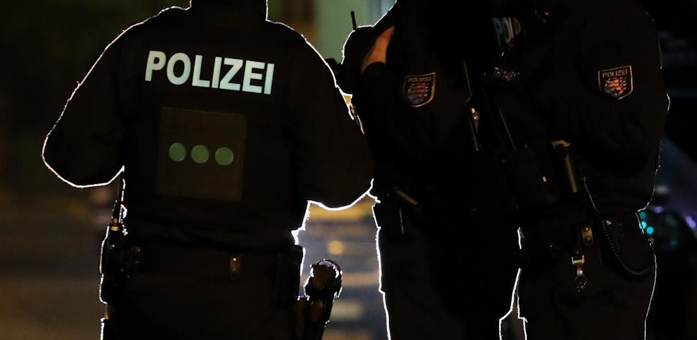 Die Polizei fahndet nach dem verletzten Täter.