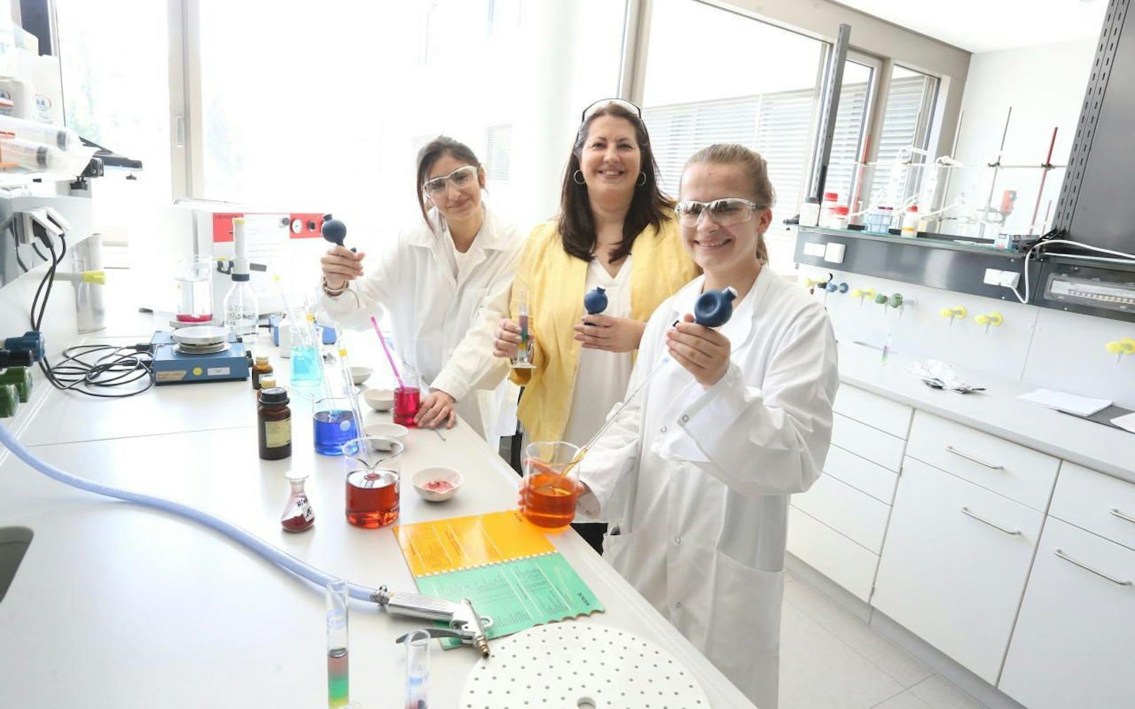 Der 18. Wiener Töchtertag wurde auch im Chemielabor der MA39 gefeiert. v.l.n.r.: Melisa (13), Frauenstadträtin Kathrin Gaal (SPÖ) und Patrycja (14) waren dabei. 