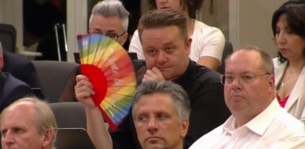 SPÖ-Gleichbehandlungssprecher Mario Lindner (im Bild mit Regenbogenfächer) kritisiert die FPÖ scharf. 