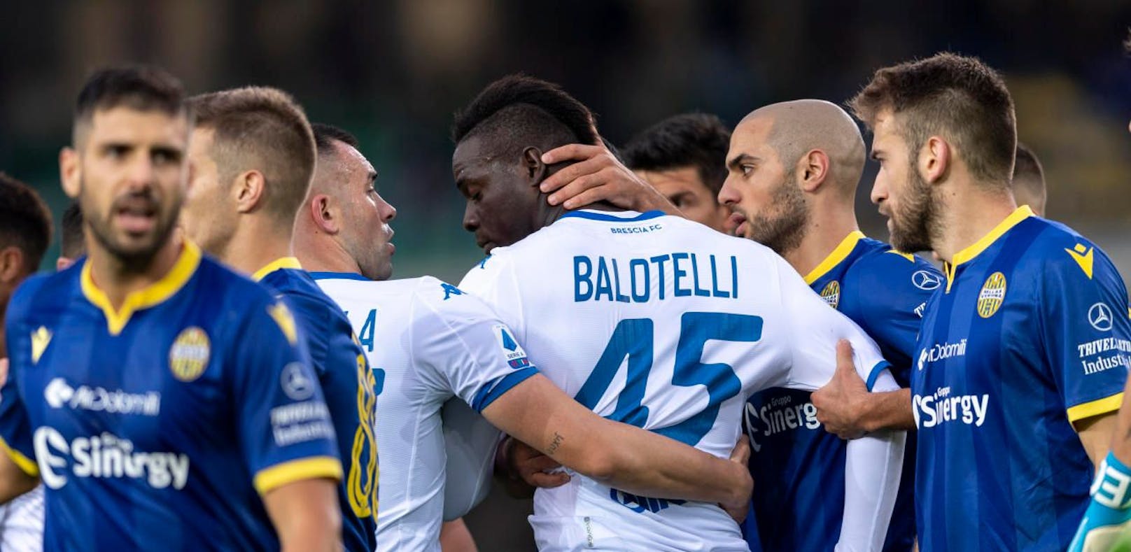 Mario Balotelli (Brescia) wurde Opfer rassistischer Beschimpfungen. Kollegen und Gegner von Verona mussten auf ihn einreden, um ihn zum Weiterspielen zu bewegen.