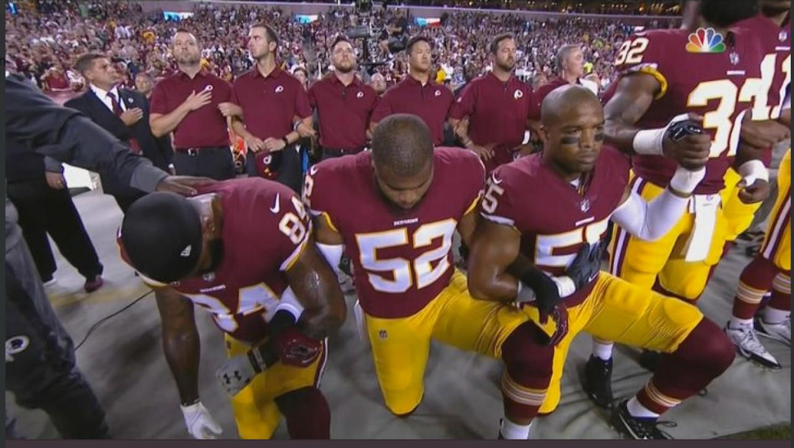 NFL-Spieler knieten aus Protest gegen Donald Trump nieder. Credit: Twitter Screenshot