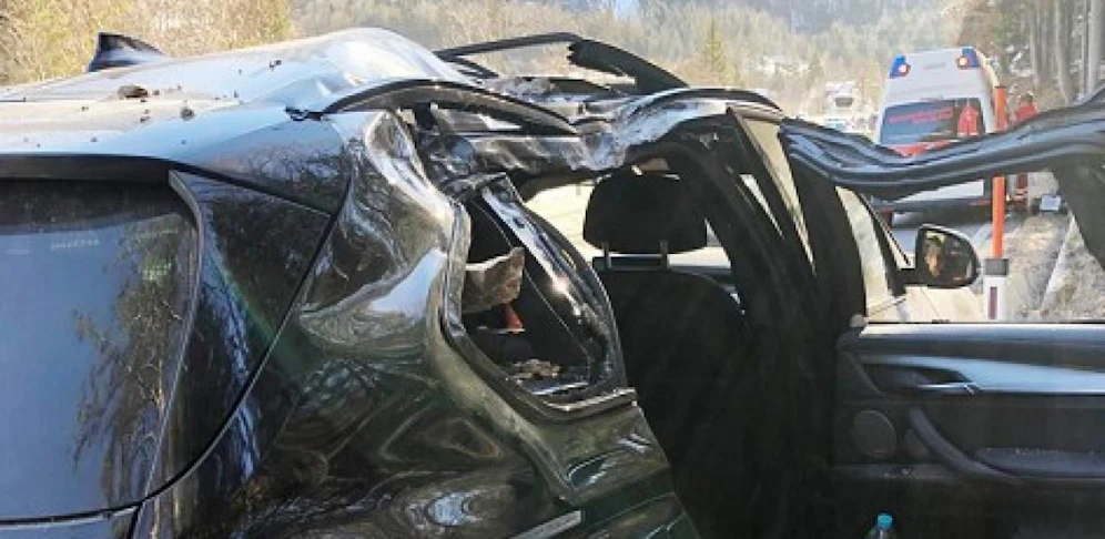 Der Pkw wurde bei dem Felssturz getroffen  Totalschaden