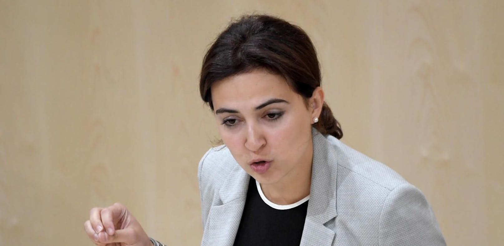 Die Abgeordnete Alma Zadic (P) im Rahmen einer Sondersitzung des Nationalrates zur BVT- Affäre. Dabei wurde sie beschimpft.
